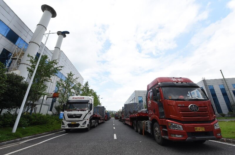 滿載煉膠設備與硫化設備包裝箱的58輛大貨車在益陽基地整裝列陣